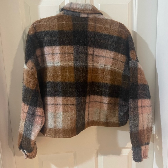 Zara cropped shirt jacket ; size M - Picture 2 of 2